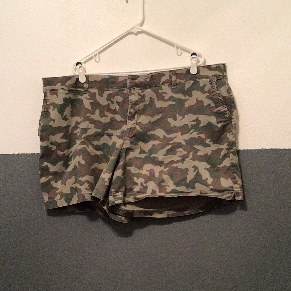 H1 Size 24 Lane Bryant Camo Cargo Shorts - Green/Tan